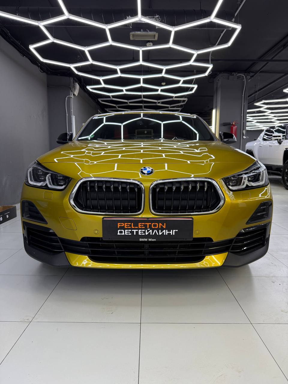 Полировка, керамика и химчистка с разбором BMW X2: спортивный купе-кроссовер в идеальном состоянии